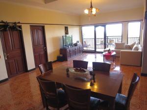 金塔马尼Mountain View House的客厅配有桌椅和沙发