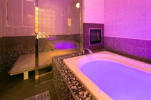 郡山Hotel Bypass (Adult Only)的浴室配有带紫色照明的大浴缸