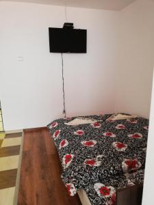 巴亚德菲耶尔Restaurant Vi La Maria的一间卧室配有一张床铺,床上有毯子