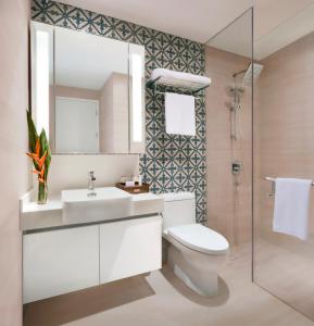 宿务Citadines Cebu City的浴室配有卫生间、盥洗盆和淋浴。