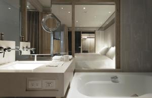 台北华泰瑞舍的一间带水槽和大镜子的浴室