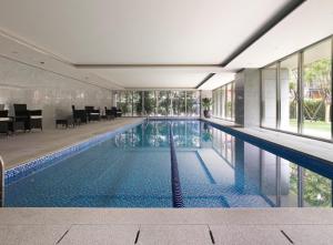 台北华泰瑞舍的一座建筑物中央的游泳池