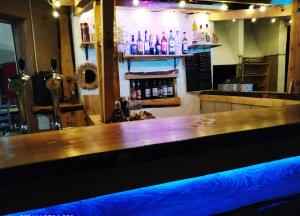 TuchanLes chalets du Relais d'Aguilar的一间酒吧,在房间内配有木台面