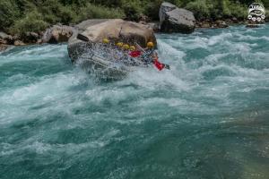 BastasiRafting Center "TARA-RAFT"的河里木筏上的人