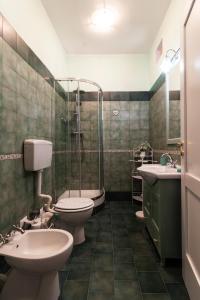 那不勒斯Casa Maia的浴室设有2个卫生间、水槽和淋浴。