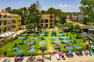 蒂锡利维扎卡迪斯海滩公寓式酒店的享有公园的空中景致,配有椅子和遮阳伞