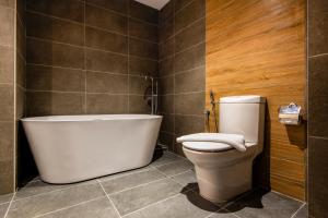 新山TROVE Johor Bahru的浴室配有白色浴缸和卫生间。