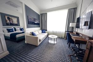 贝尔格莱德Hotel Centar No.1的酒店客房设有一张沙发和一张床
