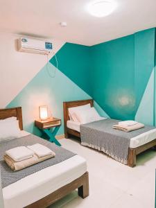 大雅台The NEST, Tagaytay的绿墙客房的两张床