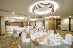 首尔首尔海滨酒店的宴会厅配有白色的桌子和白色的椅子