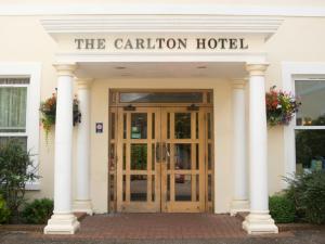 托基TLH Carlton Hotel and Spa - TLH Leisure and Entertainment Resort的拥有柱子的Carillon酒店的入口
