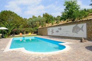 皮亚扎-阿尔梅里纳B&B Villa Bentivoglio的一个带墙壁的庭院内的游泳池