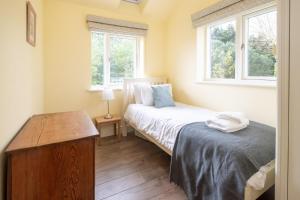 AldringhamWillow House的一间卧室设有两张床和两个窗户。
