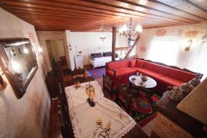 奥吉欧司吉玛洛斯Dora's House at Agios Germanos Prespes的客厅配有红色的沙发和桌子