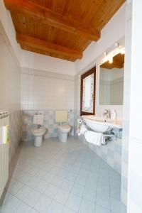 MedeaAgriturismo Lis Rosis的浴室设有2个卫生间和水槽