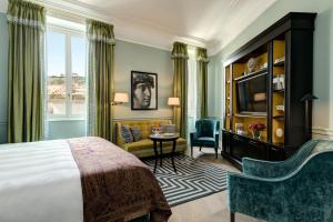 罗马Rocco Forte Hotel De La Ville的酒店客房设有床和客厅。