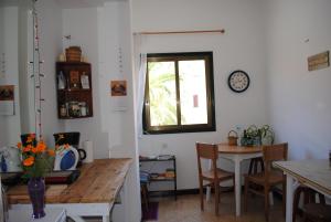 巴列埃尔莫索Hostal Casa Amaya的一间带桌子和窗户的用餐室