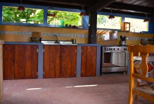 圣菲奥拉Podere di Maggio - Canvas tent Chestnut的厨房配有木制橱柜、水槽和炉灶。