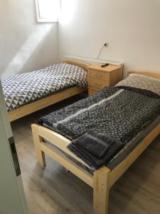 LutterHaus Jörg的配有2张单人床的客房配有书桌