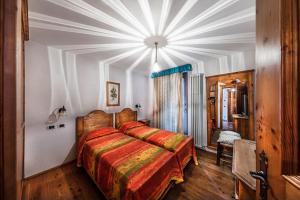 摩德纳迪-坎皮格里奥VILLA CLAUDIO的一间卧室设有一张床和天花板