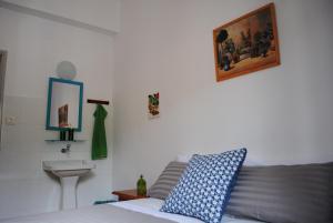 巴列埃尔莫索Hostal Casa Amaya的一间卧室配有床、水槽和图片