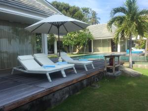 4 bdr beachfront villa Pantai内部或周边的泳池