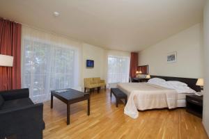 帕兰加波罗的酒店的一间设有床铺的大卧室和一间客厅
