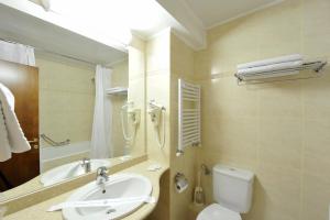 雅西摩尔多瓦酒店 的一间带水槽、卫生间和镜子的浴室