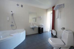 帕兰加波罗的酒店的带浴缸、卫生间和盥洗盆的浴室