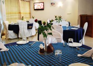阿鲁沙麦克伊利酒店的一间设有蓝白桌布的桌子的房间