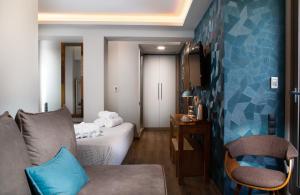 雅典360度流行艺术酒店的客厅配有沙发和一张位于房间的床