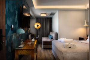 雅典360度流行艺术酒店的酒店客房设有两张床、一张桌子和一张书桌。