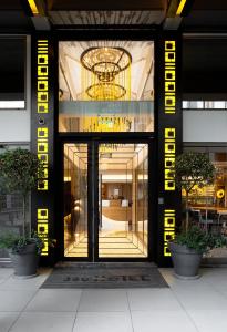 雅典360度流行艺术酒店的一座带大玻璃门的建筑的入口