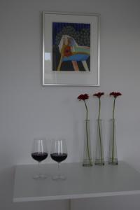 斯坎讷堡Fredensholm Annex的架子上两杯酒和花瓶