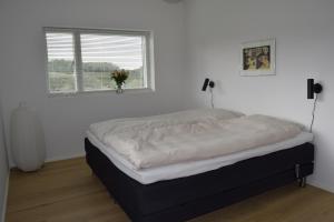 斯坎讷堡Fredensholm Annex的白色客房的一张床位,设有窗户