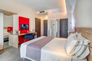 乌尔巴尼亚Boutique Hotel Bramante & SPA的一间酒店客房 - 带一张床和一间浴室