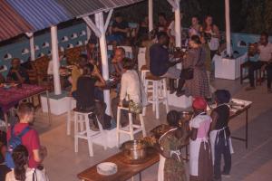 达累斯萨拉姆Cefa Hostel的一群坐在餐厅桌子上的人