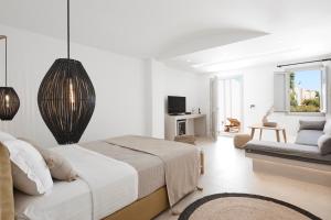 梅萨雷亚阿尔特拉帕斯套房酒店的白色卧室设有一张大床和一张沙发