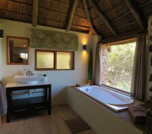 阿马卡拉保护区Woodbury Lodge – Amakhala Game Reserve的一间带大浴缸和水槽的浴室