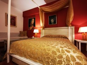 OrestiadaHotel Electra的一间卧室设有床铺和红色的墙壁