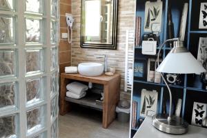 Bielle罗杰斯拉格拉德酒店的一间带水槽和镜子的浴室