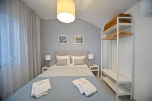 里斯本My Charm Lisbon Suites的一间卧室配有一张床和一张双层床。