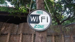 暹粒Eco-Home Siem Reap Homestay的挂在树上的免费无线网络连接标志