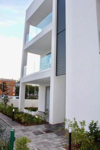 利多迪耶索罗West beach 3的白色的房子,上面有黑色百叶窗
