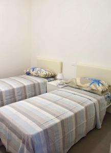 利多迪耶索罗West beach 3的两张睡床彼此相邻,位于一个房间里