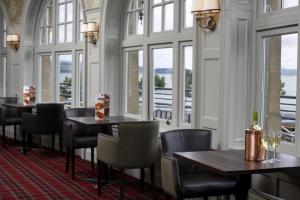 达农阿盖尔酒店的餐厅设有桌椅和窗户。