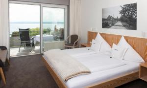 哈格瑙弗莱斯赫特酒店的一间带大床的卧室和一个阳台