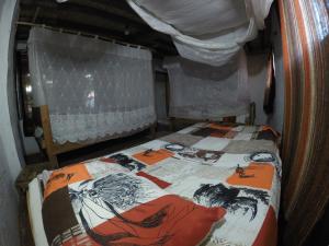 Monkey BayMufasa Eco Lodge的小型客房内的一张床位。