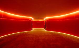 马德里美洲门酒店的红色的房间,地板上设有红灯