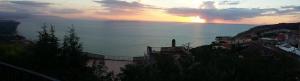 尼科泰拉码头Hotel Ristorante Antica Marina的远方的阳光下欣赏海景